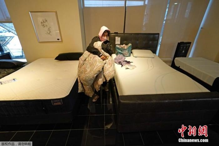 當(dāng)?shù)貢r間2月17日，美國得州的一家畫廊兼家具店內(nèi)，大批民眾來此避寒取暖，其中不乏一些人帶著被子來過夜。美國近日遭遇極寒天氣侵襲，多地氣溫創(chuàng)近年新低，其中得州災(zāi)情最嚴(yán)重，暴風(fēng)雪導(dǎo)致電網(wǎng)在酷寒中癱瘓，約400萬居民家中長時間停電。美國國家氣象局表示，得州休斯敦等地的氣溫甚至比靠近北極圈的阿拉斯加還要低。