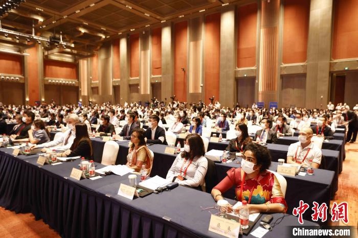 500余名專家學者、嘉賓代表以線上線下方式參加開幕式。　盛佳鵬 攝