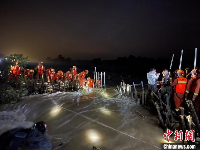 消防員分成左右兩路，同時(shí)發(fā)起決口封堵總攻?！￠Z旭輝 攝