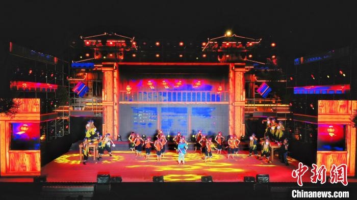 2021昭君文化旅游活動(dòng)專場(chǎng)晚會(huì)現(xiàn)場(chǎng)?！≈苄橇?攝
