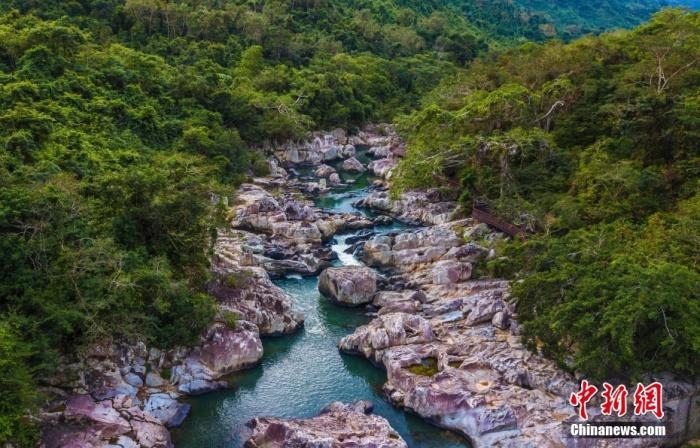 航拍海南呀諾達(dá)熱帶雨林景區(qū)，鳥瞰秀美山水、廣袤雨林。<a target='_blank' href='http://www.chinanews.com/'>中新社</a>記者 駱云飛 攝