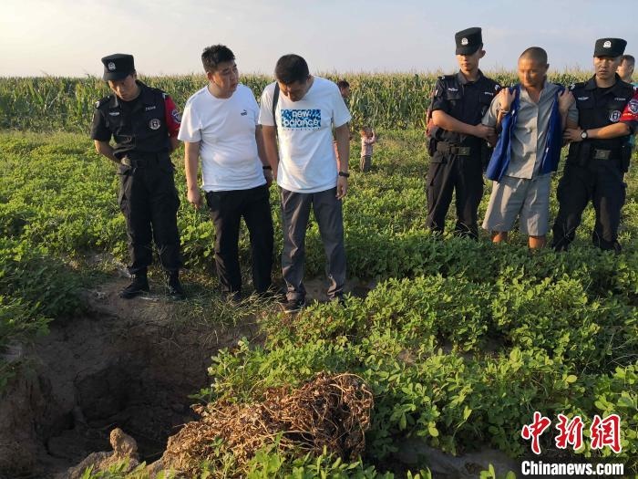 資料圖：犯罪嫌疑人辨認作案現(xiàn)場?！〖蜗榭h公安局供圖