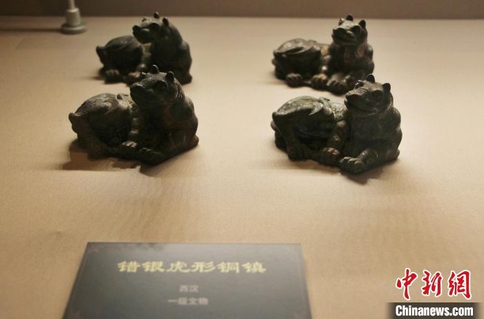 一級文物錯銀虎形銅鎮(zhèn)。　趙曉 攝