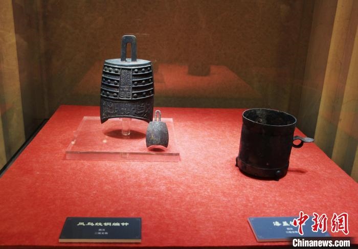 二級文物西漢鳳鳥紋銅編鐘、漆蓋銅卮?！≮w曉 攝