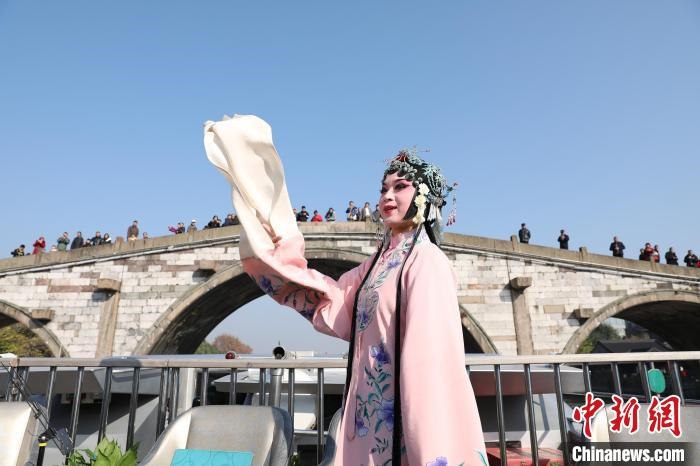 2019京杭對(duì)話的大運(yùn)河京杭雅集活動(dòng)中，浙江昆劇團(tuán)國(guó)家一級(jí)演員楊崑在中國(guó)大運(yùn)河(杭州段)上進(jìn)行表演?！⌒燔?攝 攝