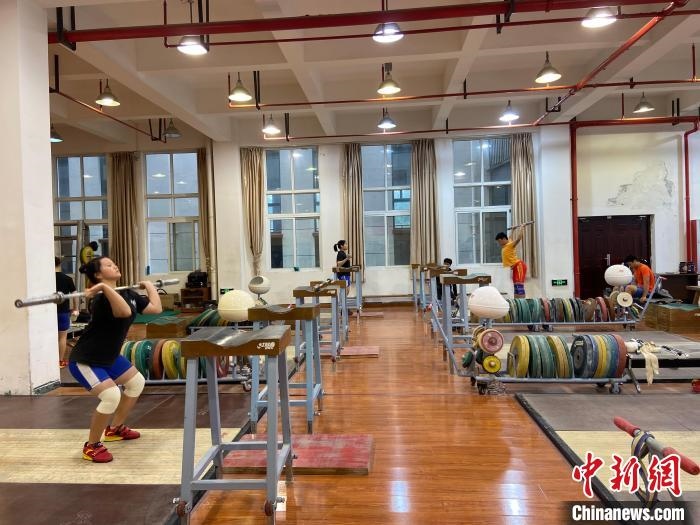 石智勇的師弟師妹們訓(xùn)練場(chǎng)景?！×植?攝