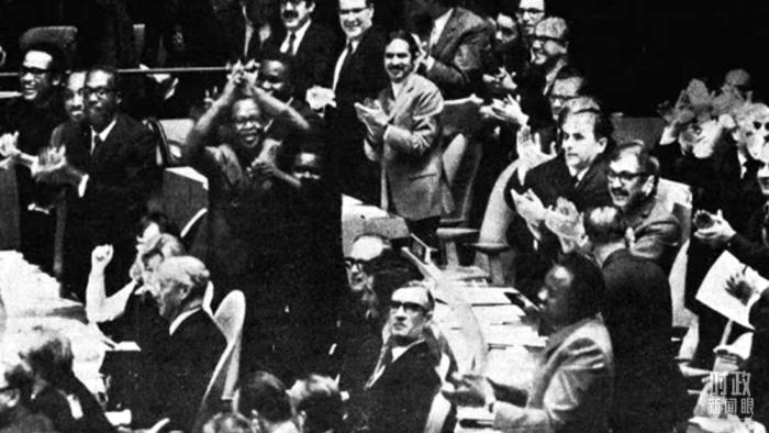 △第2758號決議通過后，現(xiàn)場爆發(fā)出熱烈歡呼聲。(資料圖)