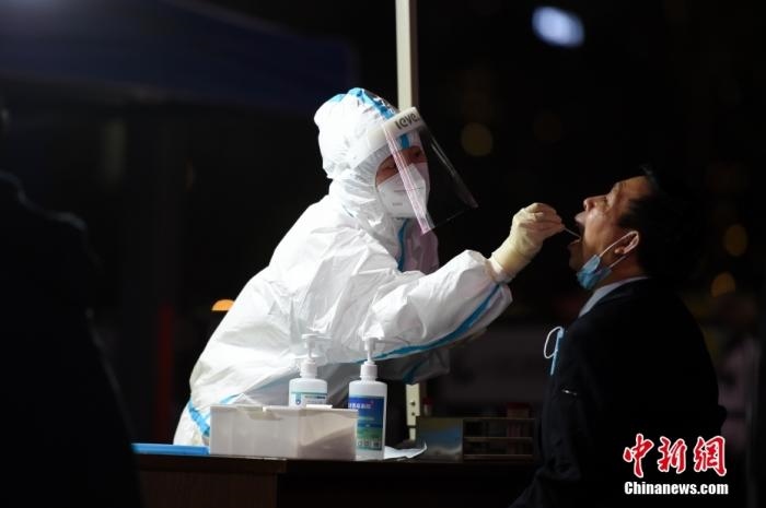 醫(yī)護(hù)人員為居民做核酸檢測(cè)。 <a target='_blank' href='http://www.chinanews.com/'>中新社</a>記者 何蓬磊 攝
