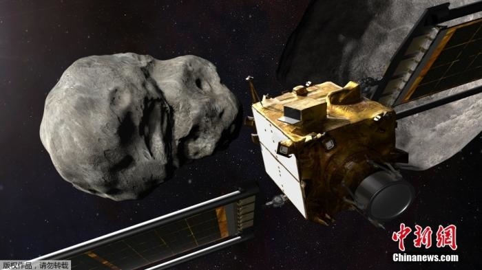 當(dāng)?shù)貢r間11月4日，法新社公布了兩張來自美國宇航局的太空效果圖，畫面顯示一艘宇宙飛船從小行星后面進行撞擊。據(jù)悉，美國宇航局計劃讓一艘以每小時24000公里的速度飛行的宇宙飛船撞上一顆小行星以進行“行星防御”測試，雖然地球尚且沒有面臨如此緊迫的危險。
