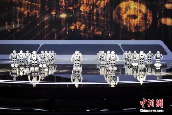 資料圖：2020年11月1日，科幻 科技創(chuàng)新主題論壇在北京舉行。圖為優(yōu)必選機(jī)器人科幻秀。<a target='_blank' href='/'>中新社</a>記者 田雨昊 攝