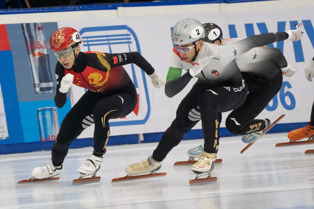 11月20日，中國選手武大靖(左)和匈牙利選手劉少林在比賽中。劉少林奪得冠軍，武大靖獲得第四名。新華社發(fā)(弗爾季·奧蒂洛 攝)