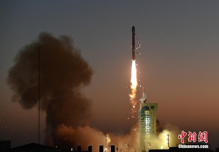 11月23日7時45分，中國在酒泉衛(wèi)星發(fā)射中心用長征四號丙運(yùn)載火箭，成功將高分三號02星發(fā)射升空。<a target='_blank' href='/'>中新社</a>發(fā) 汪江波 攝 　
