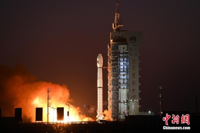 11月23日7時45分，中國在酒泉衛(wèi)星發(fā)射中心用長征四號丙運(yùn)載火箭，成功將高分三號02星發(fā)射升空。 <a target='_blank' href='/'>中新社</a>發(fā) 汪江波 攝 　