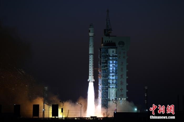 11月23日7時45分，中國在酒泉衛(wèi)星發(fā)射中心用長征四號丙運(yùn)載火箭，成功將高分三號02星發(fā)射升空。 <a target='_blank' href='/'>中新社</a>發(fā) 汪江波 攝