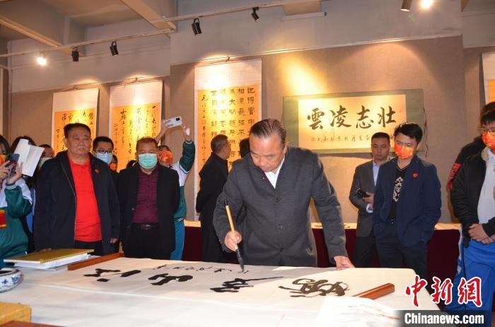 圖為“鐵軍老戰(zhàn)士”、著名書法家、解放軍報原副總編輯連俊義少將現(xiàn)場揮毫?！☆佇玛?攝 攝