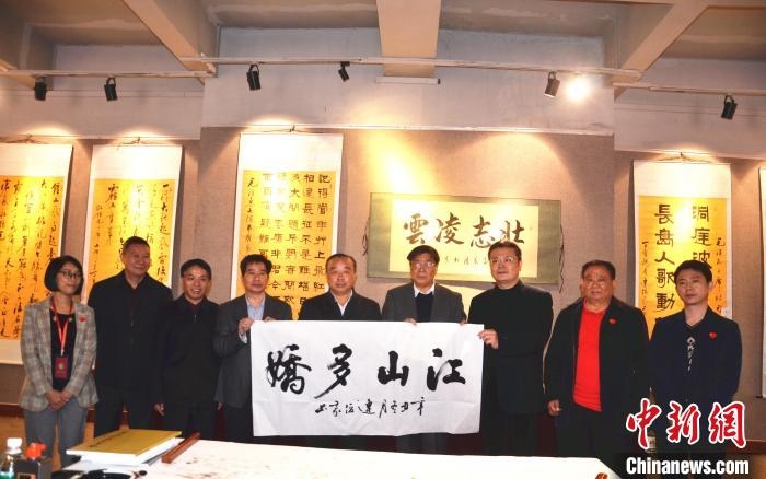 圖為百名將軍書畫展活動現(xiàn)場?！☆佇玛?攝 攝