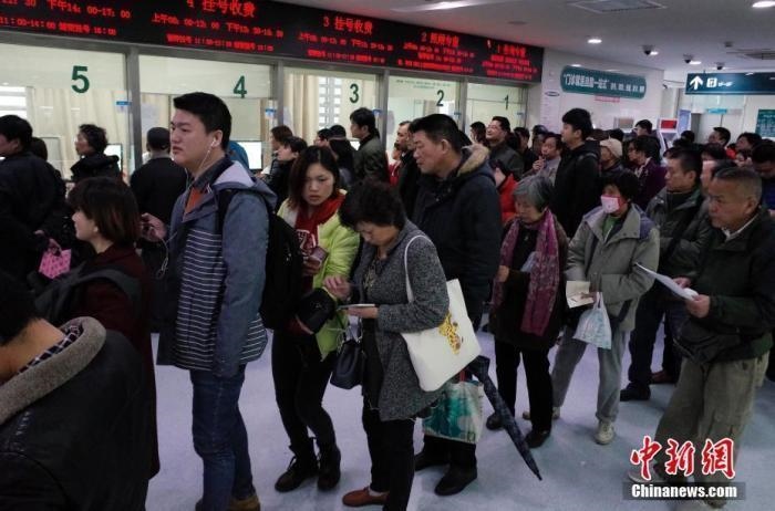 資料圖：民眾在某醫(yī)院門診樓內排隊掛號。 <a target='_blank' href='/'>中新社</a>記者 殷立勤 攝