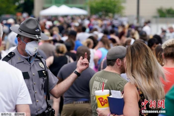 當(dāng)?shù)貢r間6月17日，美國肯塔基州國會大樓外，上千名在疫情期間失業(yè)的美國民眾在此排隊等候進(jìn)入大樓。據(jù)悉肯塔基州在疫情期間開設(shè)了臨時失業(yè)辦公室。