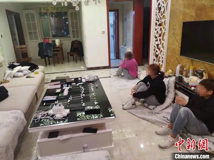 資料圖為果洛藏族自治州公安民警抓獲的犯罪嫌疑人?！‖斍呖h公安局供圖
