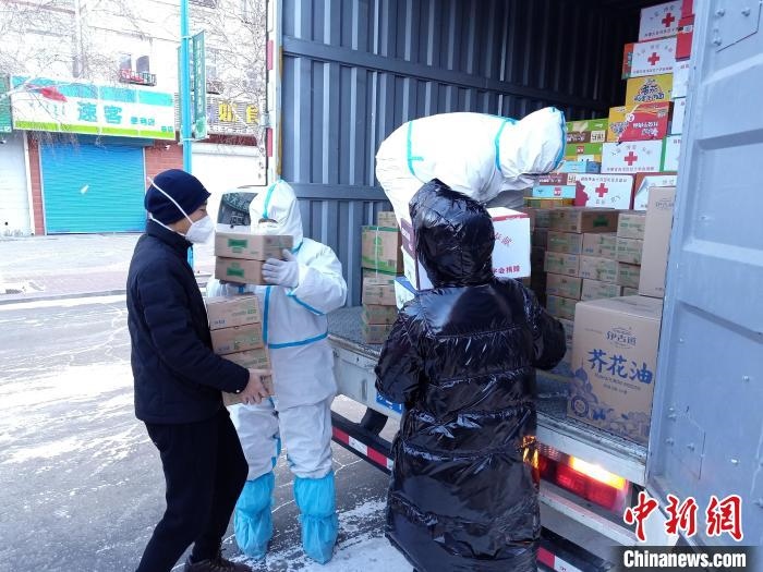 圖為滿洲里物資保障巡回補(bǔ)給車隊(duì)配貨現(xiàn)場(chǎng)?！∏靥饌?攝