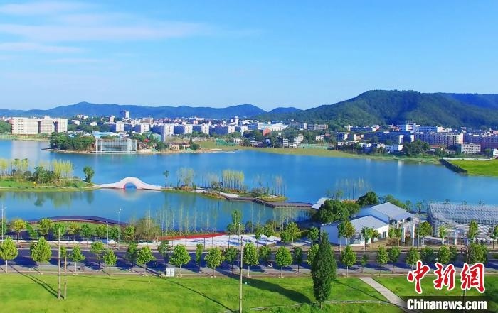 后湖藝術(shù)園?！√菩∏?攝