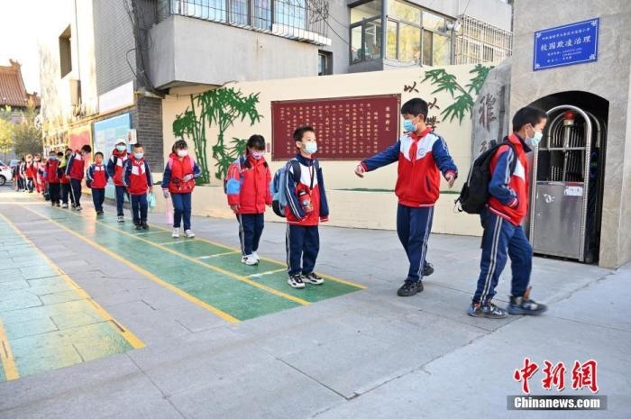 10月，呼和浩特市一所小學(xué)內(nèi)，學(xué)生間隔入校。 <a target='_blank' href='/'>中新社</a>記者 劉文華 攝
