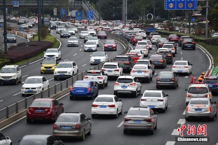 成都市劍南大道的早高峰，車輛排隊(duì)入城。張浪 攝
