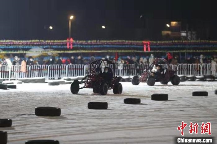 來吧，一起體驗(yàn)雪地越野車的刺激吧。　于海洋 攝