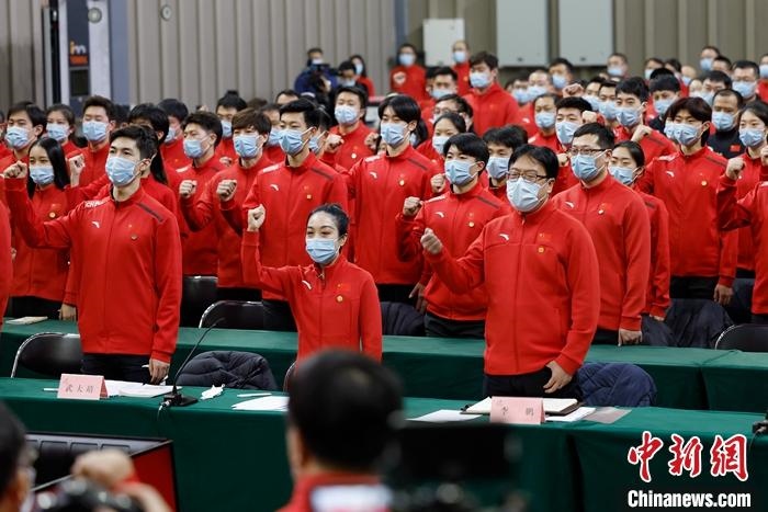 1月5日晚，全力沖刺北京冬奧學(xué)習(xí)座談會在北京舉行，座談會后，中國冰雪國家集訓(xùn)隊(duì)全體成員起立，齊聲高呼：“中國冰雪，加油！加油！加油！” <a target='_blank' href='/'>中新社</a>記者 富田 攝
