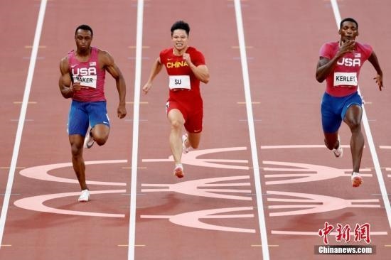 資料圖：北京時間8月1日晚，在東京奧運會男子百米決賽中，中國選手蘇炳添以9.98秒的成績獲得第六名，作為首位闖進奧運男子百米決賽的中國人，他再次創(chuàng)造了歷史。圖為蘇炳添在比賽中。<a target='_blank' href='/'>中新社</a>記者 富田 攝