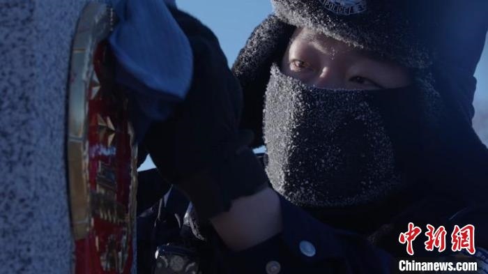 圖為恩和哈達邊境派出所的9名民警踏雪巡邊?！⒕S明 攝