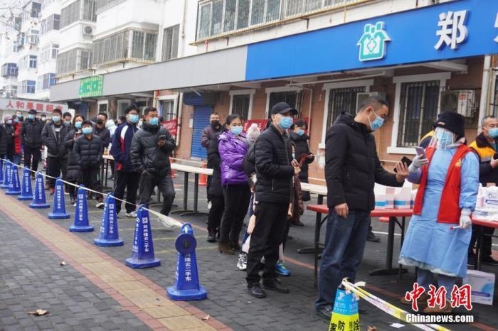 資料圖：1月7日，河南鄭州，市民有序排隊(duì)進(jìn)行核酸檢測(cè)。<a target='_blank' href='/'>中新社</a>記者 劉鵬 攝
