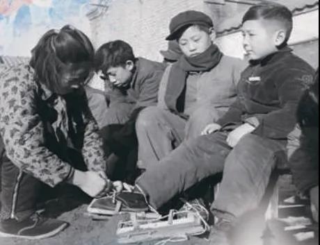 上世紀(jì)50年代，孩子們在穿木板冰鞋。(圖源：北京日報(bào))