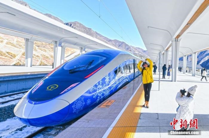 1月12日，河北省張家口市崇禮區(qū)，路側矗立的北京冬奧會標志。崇禮11日迎來降雪，雪后的崇禮冬奧氛圍濃。 <a target='_blank' href='/'>中新社</a>記者 賈天勇 攝