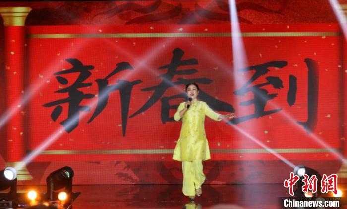 朱明瑛演唱《新春到》。　北京民政部門供圖