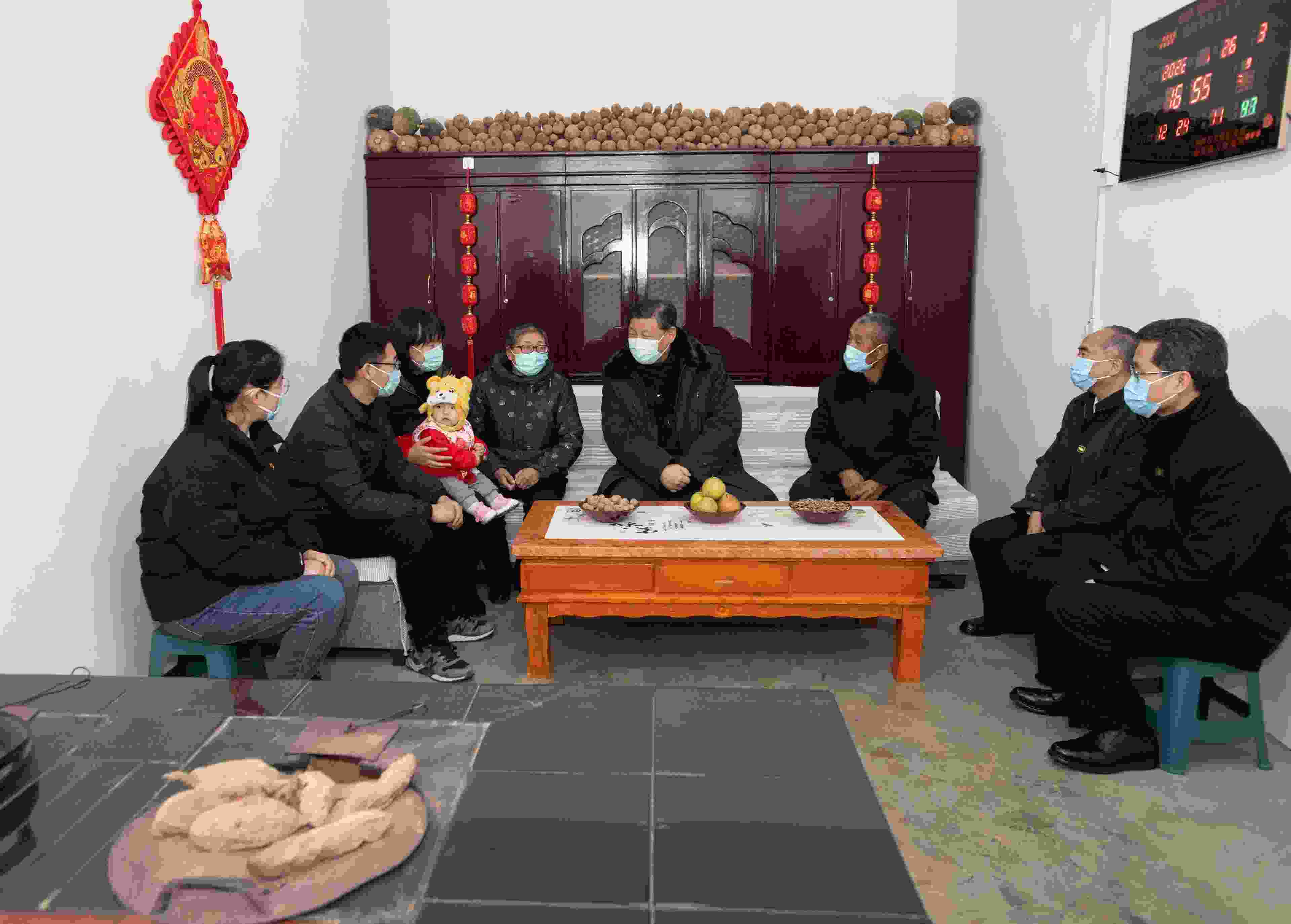 △2022年1月26日，中共中央總書記、國家主席、中央軍委主席習近平在臨汾市汾西縣僧念鎮(zhèn)段村同村民蔡文明一家親切交流。