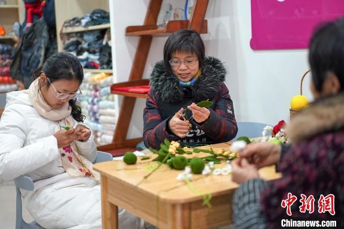 文創(chuàng)工作室的姐妹們正在鉤織月桂葉片?！」帕捡x 攝