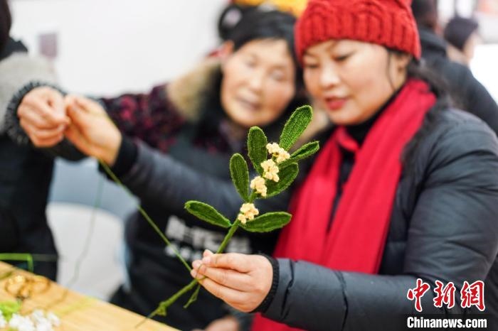 馮燕霞指導(dǎo)姐妹們鉤織月桂葉片?！」帕捡x 攝