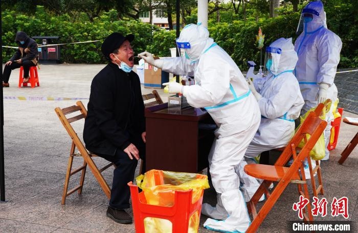 圖為德保縣組織民眾接受核酸檢測?！〉卤？h融媒體中心供圖