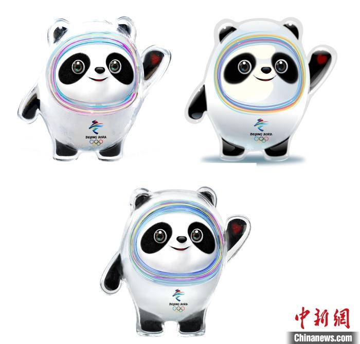 設(shè)計(jì)團(tuán)隊(duì)將“冰絲帶”的形象引入大熊貓后逐漸成型。上方兩個(gè)形象還是外八字腳，下方形象為最終定稿?！⑵皆乒﹫D