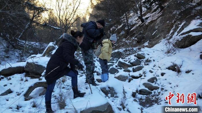圖為工作人員發(fā)現(xiàn)疑似放歸雪豹的痕跡(資料圖)?！?nèi)蒙古賀蘭山國(guó)家級(jí)自然保護(hù)區(qū)供圖
