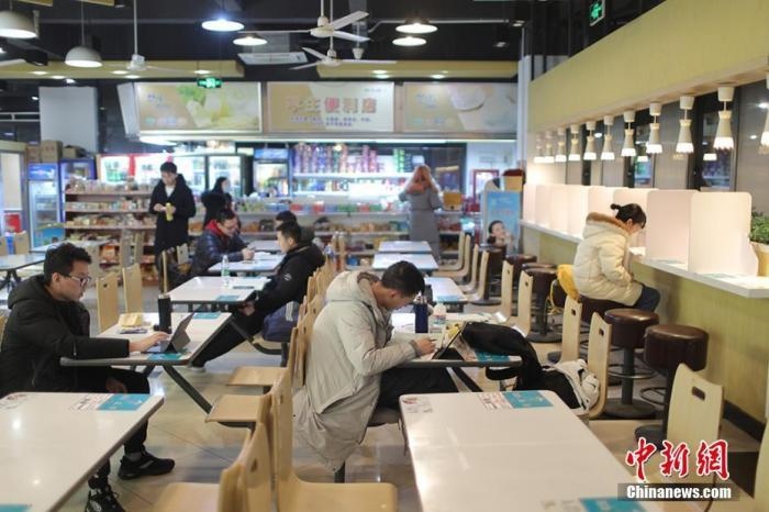 資料圖：考研學(xué)生在食堂內(nèi)復(fù)習(xí)。 泱波 攝