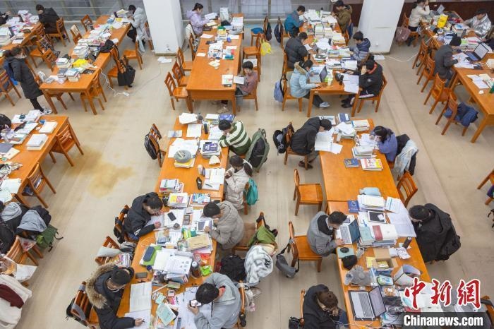 資料圖：南昌大學(xué)圖書館自習(xí)室內(nèi)，考生正在緊張復(fù)習(xí)?！⒘?攝