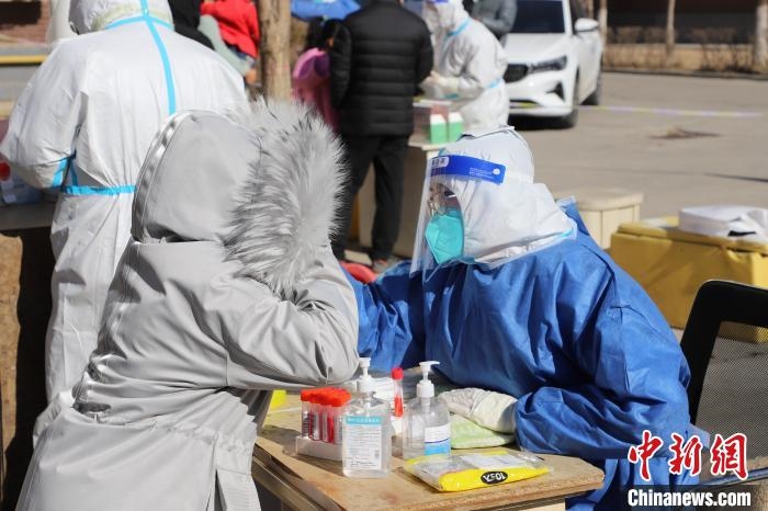 呼和浩特市民做核酸?！埩只?攝