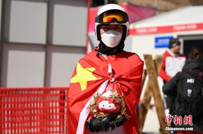 3月6日，中國(guó)選手梁景怡在賽后手捧吉祥物。當(dāng)日，北京2022年冬殘奧會(huì)殘奧高山滑雪男子超級(jí)大回轉(zhuǎn)-站姿決賽在國(guó)家高山滑雪中心舉行，中國(guó)選手梁景怡奪得冠軍。 <a target='_blank' href='/'>中新社</a>記者 劉冉陽(yáng) 攝 　
