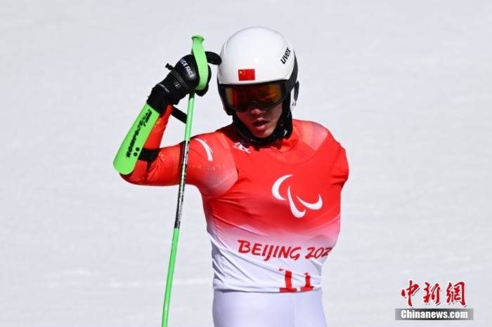 3月6日，中國(guó)選手梁景怡賽后慶祝勝利。當(dāng)日，北京2022年冬殘奧會(huì)殘奧高山滑雪男子超級(jí)大回轉(zhuǎn)-站姿決賽在國(guó)家高山滑雪中心舉行，中國(guó)選手梁景怡奪得冠軍。 <a target='_blank' href='/'>中新社</a>記者 劉冉陽(yáng) 攝 　