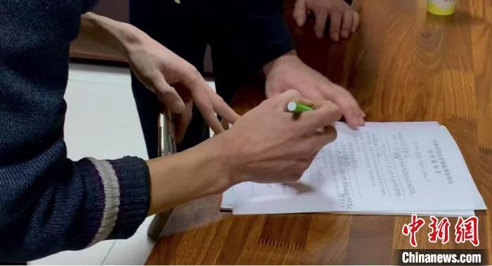 圖為現(xiàn)場(chǎng)下達(dá)詢問通知書?！±铈面?攝