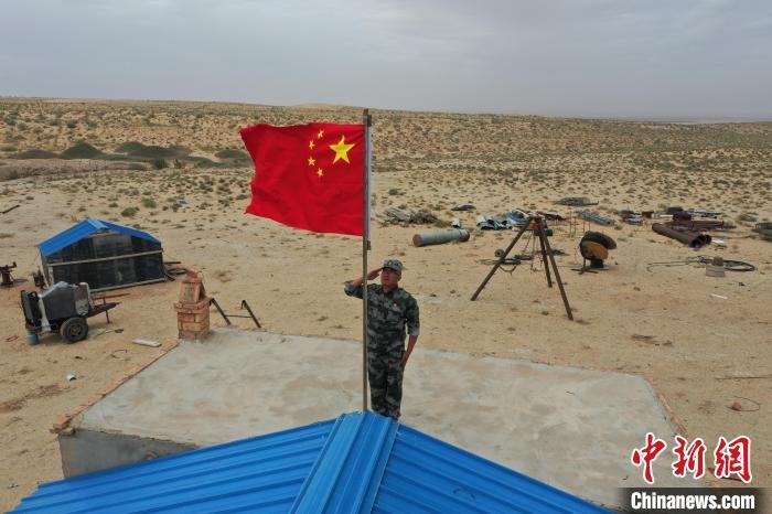 圖為每天升旗是謝寶民的必修課。　受訪者供圖