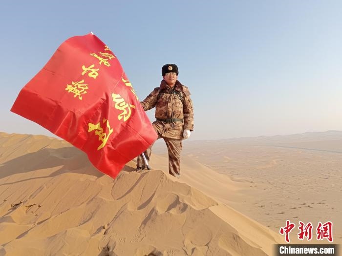 圖為在荒漠中駐守的謝寶民?！∈茉L者供圖