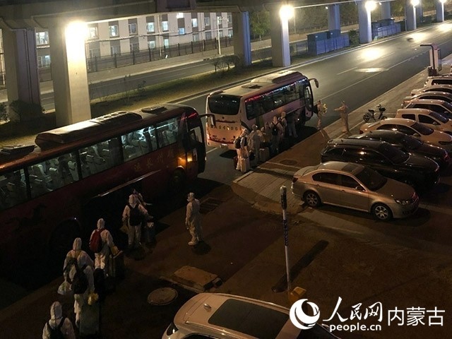 高校學(xué)生有序登車，前往隔離點(diǎn)。內(nèi)蒙古教育廳供圖